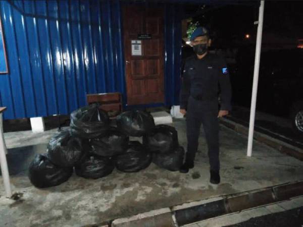 PPM Wilayah 1 Langkawi merampas 200 kg daun ketum yang cuba diseludup ke Thailand petang semalam.FOTO: PASUKAN POLIS MARIN WILAYAH 1 LANGKAWI