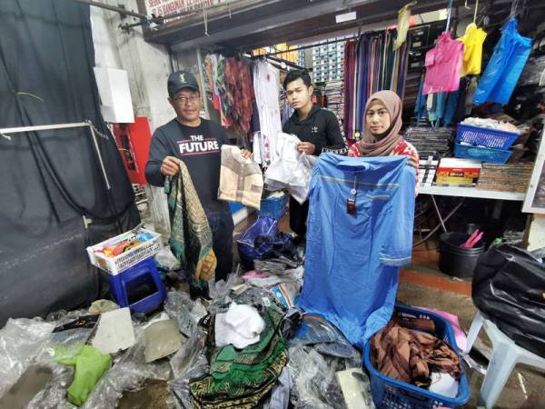 Antara barangan jualan milik Azahar yang rosak setelah premis perniagaannya di Kuala Terengganu dinaiki air malam tadi.