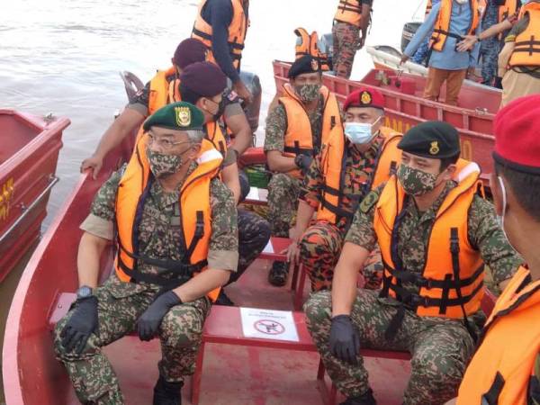 Al-Sultan Abdullah meninjau operasi SAR mangsa lemas di Kampung Tebing Tinggi hari ini. 