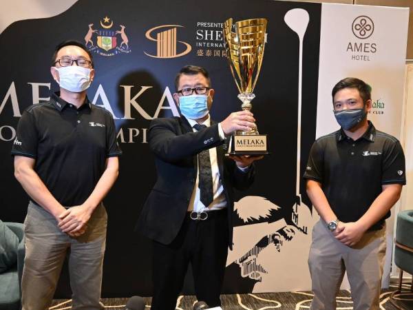 Muhammad Jailani (tengah) menunjukkan Piala Ketua Menteri yang bakal direbut dalam Melaka Golf Championship 2020 di Hotel Ames, Ayer Keroh hari ini.