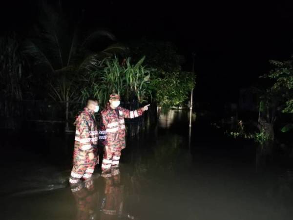 Pasukan JBPM melakukan tinjauan fenomena air pasang besar di sekitar Kampung Seberang Marang, Marang malam tadi.