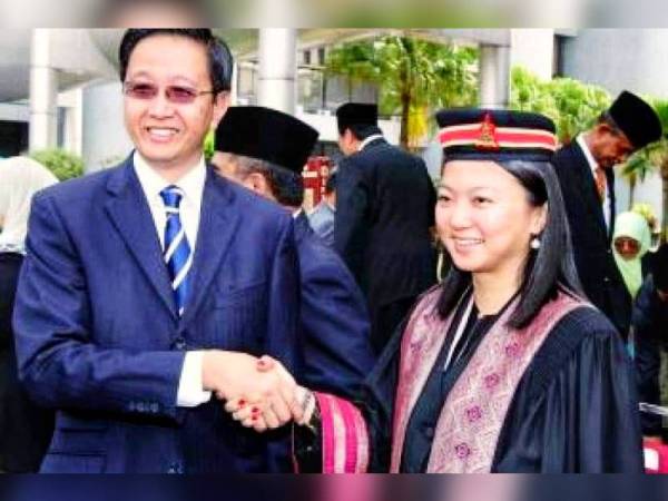 Gambar kenangan Hannah bersama Chang Khim sewaktu memegang jawatan Speaker DUN Selangor selepas PRU13.