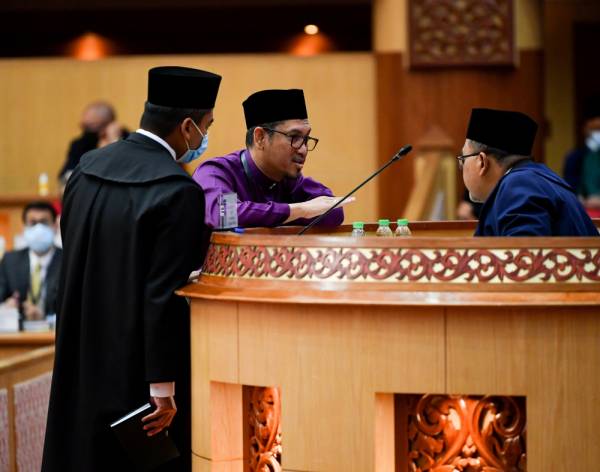 Ahmad Faizal (tengah) bercakap sesuatu kepada Speaker Dewan Datuk Mohamad Zahir Abdul Khalid (kanan) sebelum di umum gagal memperoleh majoriti dalam usul undi percaya terhadap Menteri Besar Perak itu pada Persidangan DUN Perak hari ini.  -Foto Bernama