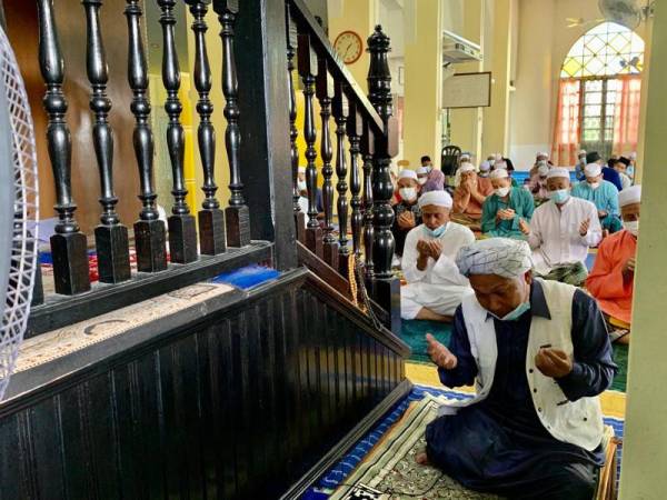 Anuar sebak dan menangis ketika membacakan doa semasa mengimamkan solat Jumaat di Masjid As-Solihin Kampung Bendak Pak Yong, Tumpat hari ini.