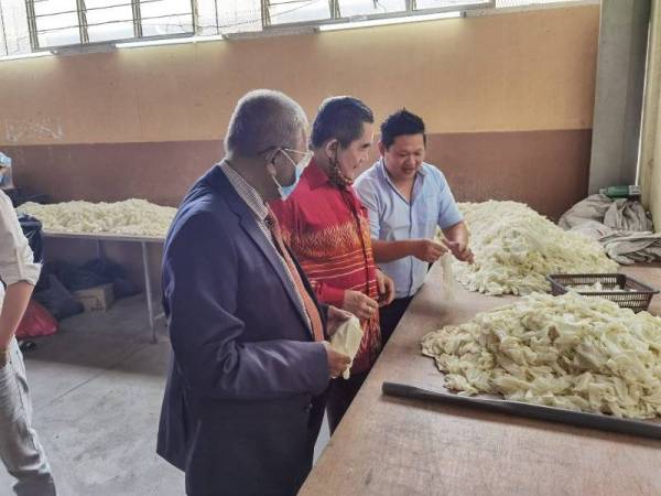 (Dari kiri) Pengerusi Inix, Tan Sri Mohamad Fuzi Harun; Naib Pengerusi Inix, Datuk Tan Choon Hwa dan Pengarah L&S Gloves, Teo Xiong Sheng, melawat kilang sarung tangan getah L&S Gloves di Beranang, Selangor semalam.