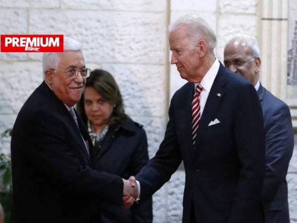 Gambar fail menunjukkan Presiden Palestin, Mahmoud Abbas (kiri) berjabat tangan dengan Joe Biden iaitu bekas Naib Presiden Amerika Syarikat di Ramallah, Tebing Barat pada tahun 2016. - Foto AFP