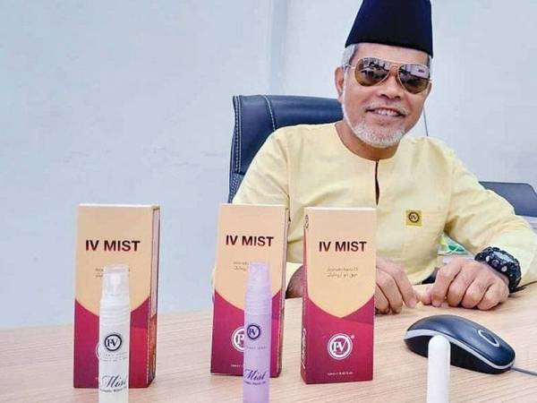 Ahmad Sidry menunjukkan produk IV Mist di pejabatnya di Bandar Senawang.