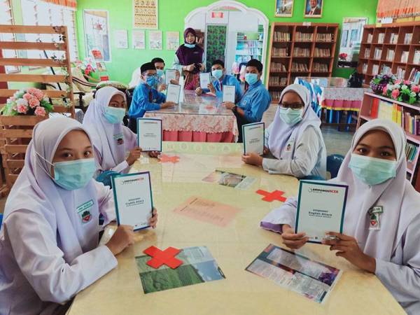 Antara pelajar dan guru yang gembira menerima modul pembelajaran empower NCER Akademik 2020.