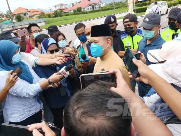 Annuar ketika bercakap kepada pemberita di pekarangan luar Istana Kinta, Ipoh hari ini.