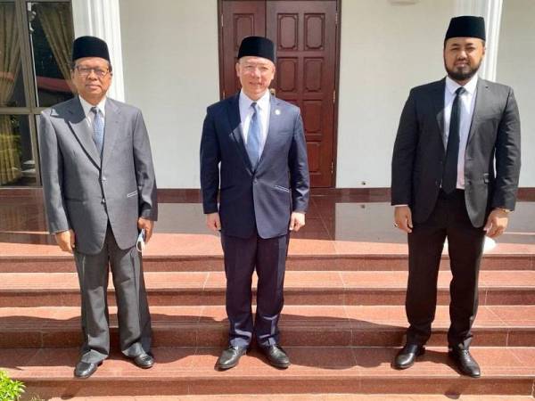 (Dari kiri) Asmuni, Nga Kor Ming dan Farhash Wafa ketika menghadap Sultan Nazrin di Istana Kinta, Ipoh hari ini.