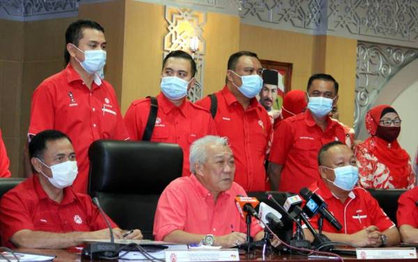 Bung Moktar (duduk tengah) ketika mengadakan sidang media di Bilik Mesyuarat UMNO Sabah hari ini.