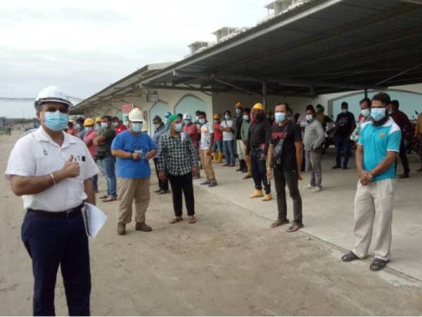 Jagdeep (kiri) ketika melawat tapak pembinaan Queens Waterfront, Bayan Lepas hari ini.