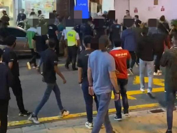 Polis menahan 44 individu termasuk tiga wanita di Kuala Lumpur untuk siasatan kes rusuhan di hadapan Plaza Low Yat, Kuala Lumpur semalam.