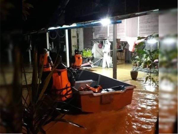 Anngota bomba bantu memindahkan mangsa banjir yang terlibat. Foto JBPM Pahang.