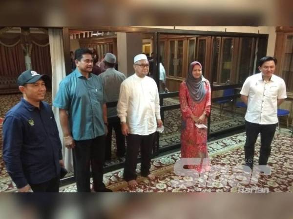 Razman (tengah) bersama (dari kiri) Abdul Yunus, Sivasubramaniam, Nolee Ashilin dan Choo Kiong yang hadir ketika Sidang Media Menteri Besar Perak di Laman Seri Ridzuan hari ini.