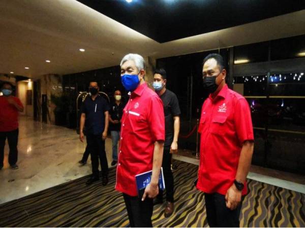 Ahmad Zahid (kiri) selepas mempengerusikan mesyuarat khas UMNO Perak di Bangunan UMNO Perak di sini hari ini.