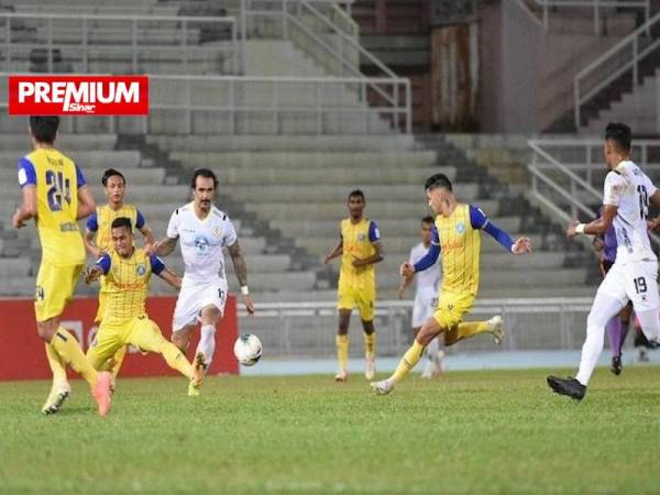 Biarpun tidak dapat hadir ke stadium, orang ramai masih boleh menyaksikan perlawanan menerusi laman sosial. - Foto Perak TBG