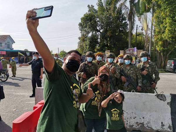 Keluarga Ikabewirawati bergambar dengan barisan hadapan yang telah membantu menjaga penduduk Taman Meru 2C sepanjang tempoh PKPD.