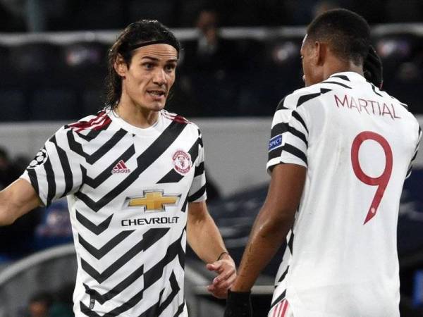 Cavani berkata sesuatu kepada Martial pada perlawanan berkenaan.