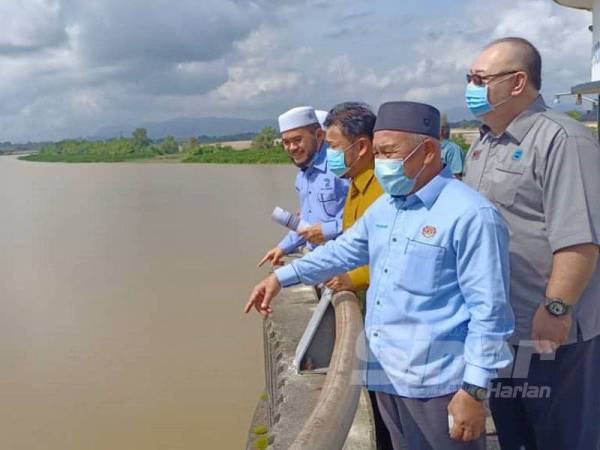 Tuan Ibrahim (kiri) meninjau keadaan TCG Gong Kulim, Pasir Puteh.