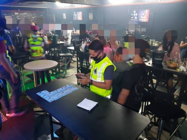 Polis menyerbu sebuah restoran berkonsep bar di Jalan Yew, Kuala Lumpur, kerana menjalankan aktiviti hiburan sehingga lewat pagi.