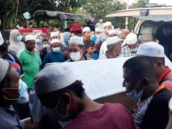 Kedua-dua jenazah tiba di rumah Norain pada jam 5.55 petang untuk disembahyangkan di Kampung Padang Pusing, Pendang hari ini.