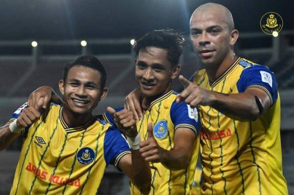 Faisal (kiri) meninggalkan Pahang untuk menyertai TFC mulai musim depan.