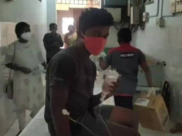 Pesakit dikejarkan ke hospital setelah alami penyakit misteri. - Foto ANI