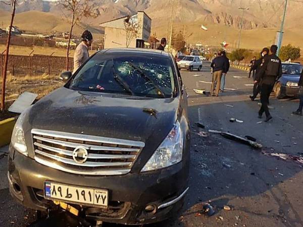 Gambar fail menunjukkan kereta yang dinaiki saintis nuklear Iran, Mohsen Fakhrizadeh dalam kejadian pembunuhannya di sebuah lebuh raya di luar Teheran pada 27 November lalu. - Foto AFP