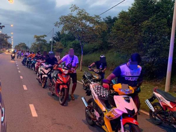 Antara penunggang motosikal yang ditahan dalam Ops Samseng Jalanan di Nilai, semalam.