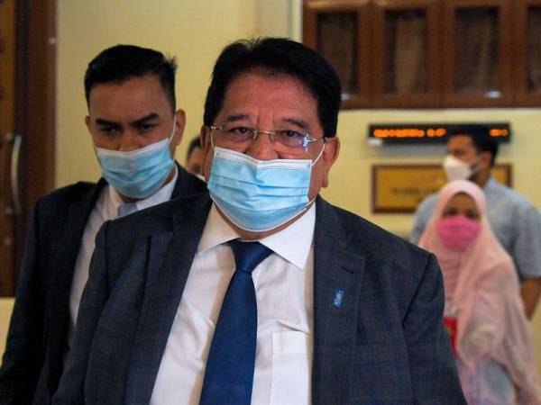 Bekas Menteri Wilayah Persekutuan Datuk Seri Tengku Adnan Tengku Mansor keluar dari bilik perbicaraan selepas mendengar sebutan kes rasuah satu juta, di Mahkamah Tinggi hari ini. - Foto Bernama