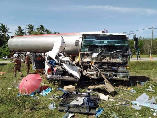 Keadaan kenderaan milik KKM dan lori tangki yang terbabit kemalangan di Jalan Pekan-Nenasi di sini, pagi tadi. -Foto JBPM Pahang