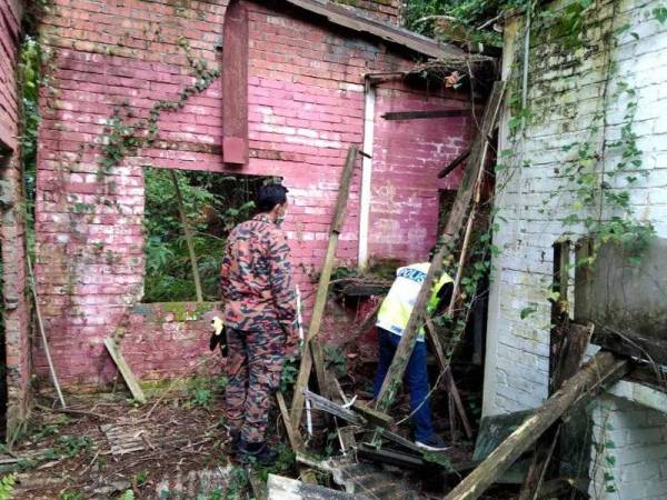 Pasukan polis, bomba dan agensi berkaitan ke lokasi kejadian sebaik menerima laporan penemuan mayat lelaki dalam keadaan tergantung di sebuah rumah kosong di Gombak hari ini.