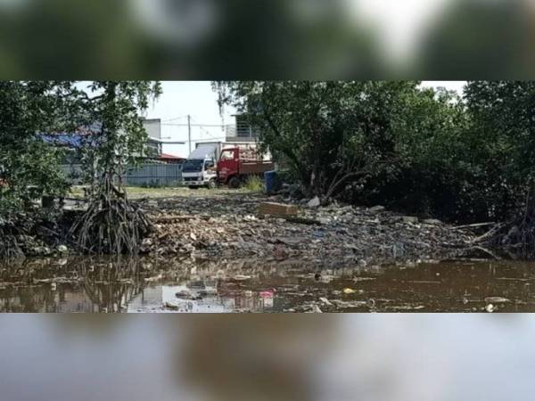 Sungai Aur, Pandamaran Klang yang dipenuhi sampah menyukarkan lebih 200 nelayan di kawasan itu untuk mencari rezeki.