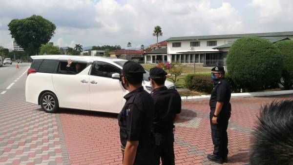 Kor Ming antara pemimpin PH yang dilihat hadir ke Istana Kinta bersama Farhash Wafa Salvador dan Asmuni hari ini.