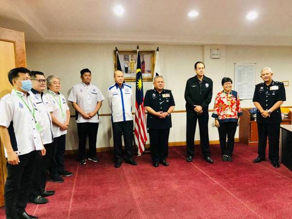 Wakil yayasan mengadakan kunjungan hormat ke pejabat Ketua Polis Pahang Datuk Seri Abd Jalil Hassan