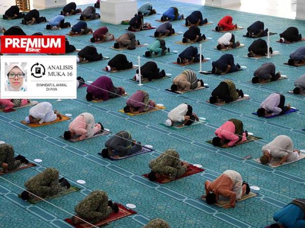 Jemaah menunaikan solat Jumaat dalam norma baru apabila diletakkan dalam jarak satu meter antara satu sama lain selain memakai pelitup muka.