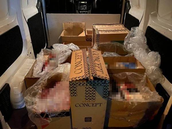 Sebanyak 101,380 batang rokok seludup pelbagai jenama bernilai RM93,580 disembunyikan dalam enam van di Jalan Datuk Kumbar semalam.