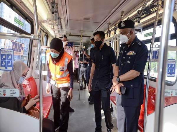 Timbalan Ketua JPJKK Ibu Pejabat Polis Kontingen (IPK) Selangor ACP Zulkifli Adamshah (kanan) hadir membuat operasi pemeriksaan prosedur operasi standard (SOP) bersama Pengarah Bahagian Penguatkuasaan Rel APAD, Khairil Khalid (tengah) di Stesen LRT Subang Jaya hari ini. - Foto Bernama