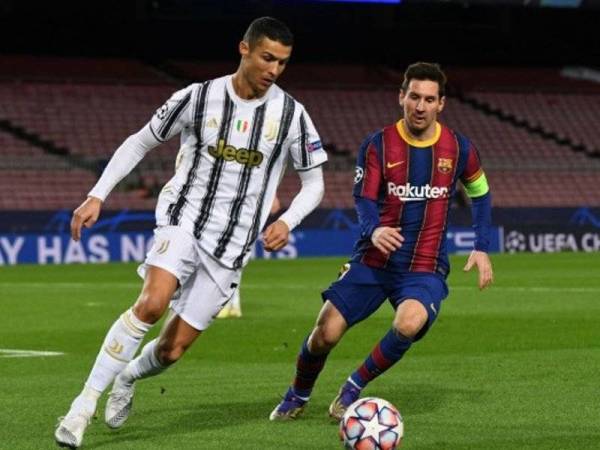 Ronaldo mengawal bola sambil diasak oleh Messi.