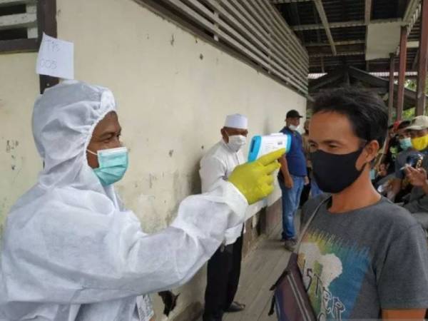 Komisi Pemilihan Umum (KPU) menggariskan peraturan ketat protokol Covid-19 di pusat-pusat pengundian yang mula dibuka jam 7 pagi tadi hingga 1 tengah hari. Foto: Agensi 