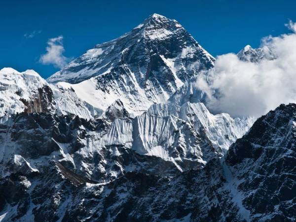 Gunung Qomolangma (Everest), puncak gunung tertinggi di dunia. 