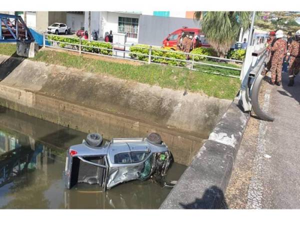 Seorang lelaki cedera selepas pacuan empat roda yang dipandunya terbabas sebelum masuk ke dalam parit berhampiran Restoran Habib, Jalan Padi Emas, Bandar Baru Uda pagi tadi.