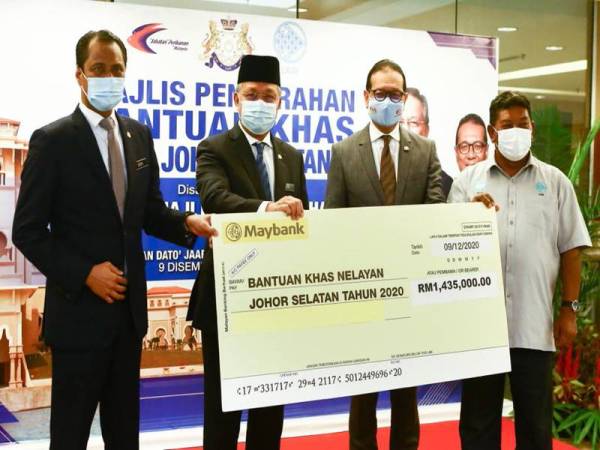 Dari kiri Azmi, Hasni, Samsolbari dan Azli pada Majlis Penyerahan Bantuan Khas Nelayan Johor Selatan 2020 di Bangunan Dato' Jaafar Mohammad, Iskandar Puteri, Johor hari ini.