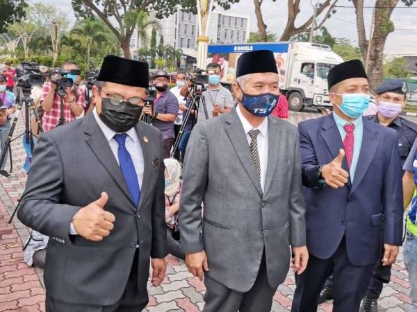 Razman (tengah) bersama Mohd Akmal (kiri) dan Khalil selesai menghadap Sultan Perak di Istana Kinta hari ini.