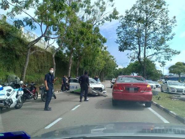 MPV dinaiki dua anggota polis yang dilanggar sebuah Perodua Myvi dari belakang di Mount Austin, Johor Bahru hari ini.