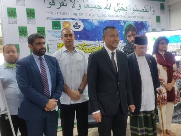 Dari kanan: Amna Balloch, Mohd Azmi, Tengku Aslahuddin Ja’far, Mohd Nazir pada majlis pelancaran 'Winter Aid For Kashmir' di Shah Alam hari ini.