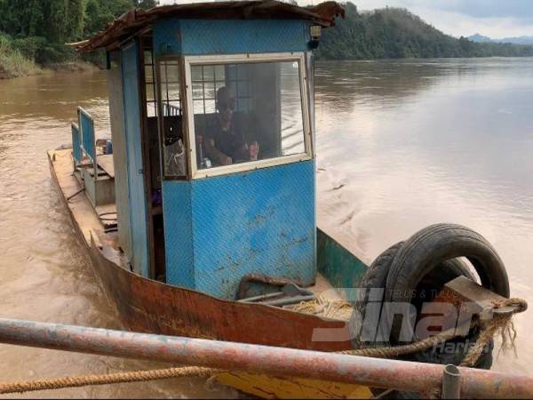  Walaupun berulang alik lebih 100 kali sehari, Suhairy tidak pernah jemu mengemudi bot tunda dan feri untuk membantu orang ramai ke Pekan Tanah Merah dan Kuala Krai. 