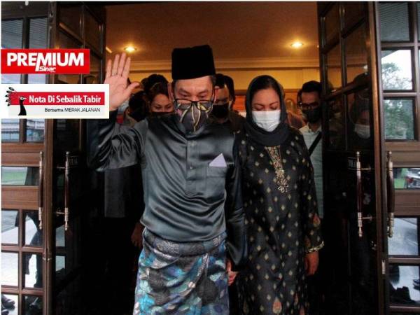 Datuk Seri Ahmad Faizal Azumu (kiri) dan isteri, Datin Seri Nomee Ashikin Mohammed Radzi selepas mengumumkan meletak jawatan sebagai Menteri Besar Perak bersama-sama seluruh barisan Ahli Majlis Mesyuarat Kerajaan Negeri pada sidang media di Laman Seri Ridzuan, Ipoh 5 Disember lalu. - Foto Bernama