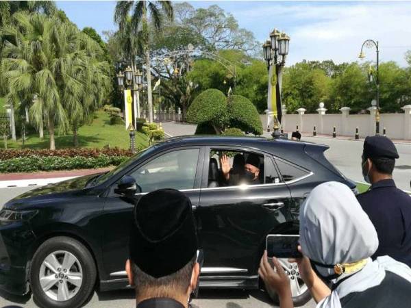 Saarani melambaikan tangan kepada media di hadapan pintu masuk Istana Iskandariah sebelum memasuki kawasan istana bagi Istiadat Mengangkat Sumpah Jawatan Menteri Besar Perak ke-14 hari ini.